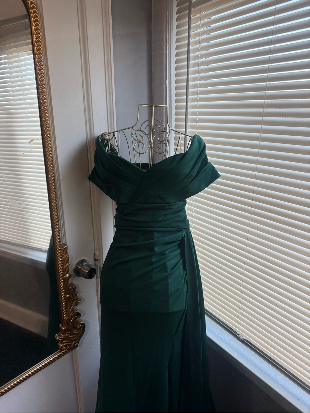 Elegant Off-Shoulder Emerald Green Evening Dress